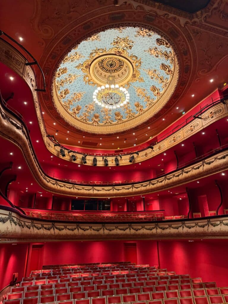 Salle du Théâtre du Jeu de Paume à Aix-en-Provence : coupole peinte, lustre et balcons rouges